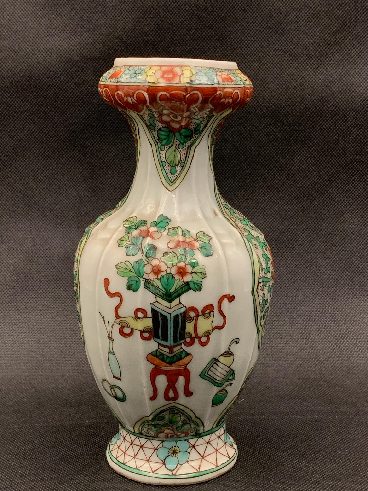 A chinese antique wucai porcelain vase: chinese antique wucai porcelain vase; H: 8.3"
