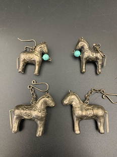 A group of old chinese silver carved horses with turquoise bead: group of old chinese silver carved horses with turquoise bead; 4cm