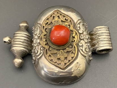 A beautifuk silver and bronze carved flower pattern with coral inlaid: beautifuk silver and bronze carved flower pattern with coral inlaid; 8cm x 6cm