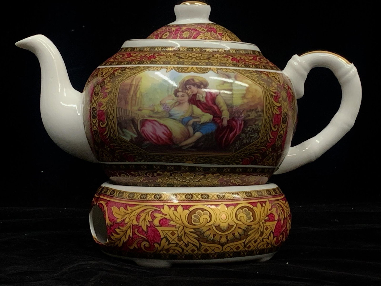 A beautiful Limoges 22k Gold L'etoile petoile porcelaine de teapot: Rehausse main 22k with luxurious base heater; beautiful set; 7"H