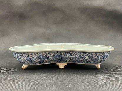 A chinese antique blue and white porcelain fruit plate: chinese antique blue and white porcelain fruit plate; 9.6" x 5.1"