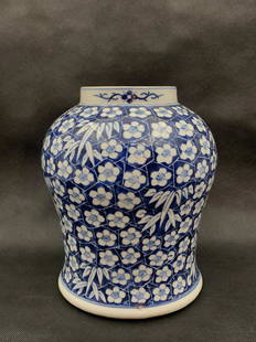 A chinese antique qing dynasty blue and white floral porcelain vase: chinese antique qing dynasty blue and white floral porcelain vase; H: 8.9"