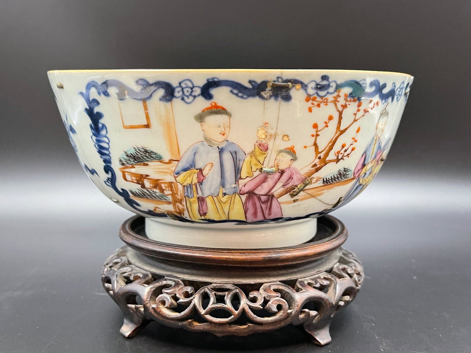 A fine chinese antique famille rose export porcelain bowl: Stands not included; with damage; fine chinese antique famille rose export porcelain bowl; D: 8"