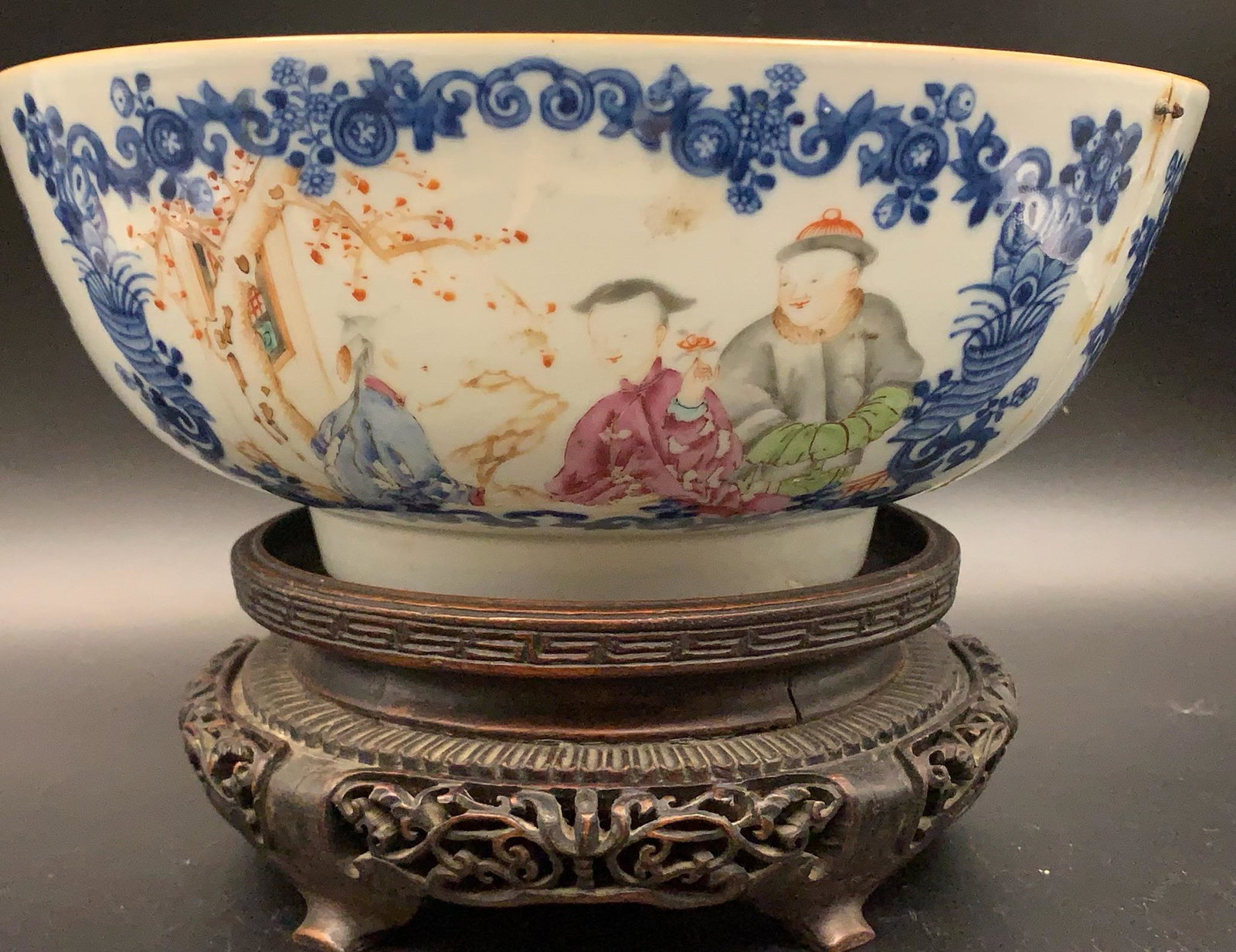 A fine chinese antique famille rose export porcelain bowl: Stands not included; with damage; fine chinese antique famille rose export porcelain bowl; 10.5"D