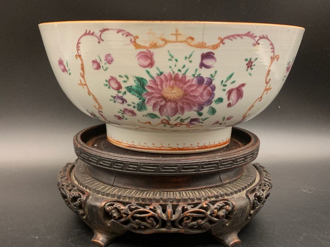 A fine chinese antique famille rose export porcelain bowl: Stands not included; with damage; fine chinese antique famille rose export porcelain bowl; D: 9"