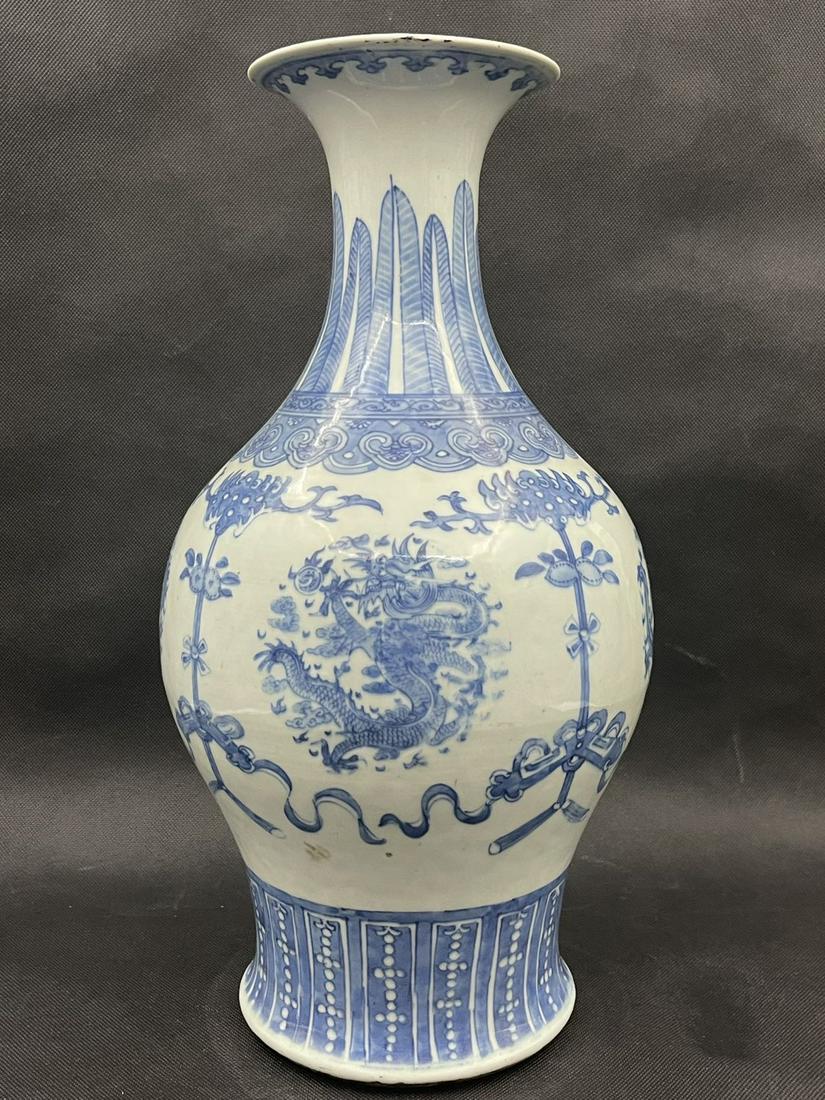 A beautiful chinese antique qing dynasty blue and white dragon theme porcelain vase: beautiful chinese antique qing dynasty blue and white dragon theme porcelain vase; H: 17.5"; perfect condition