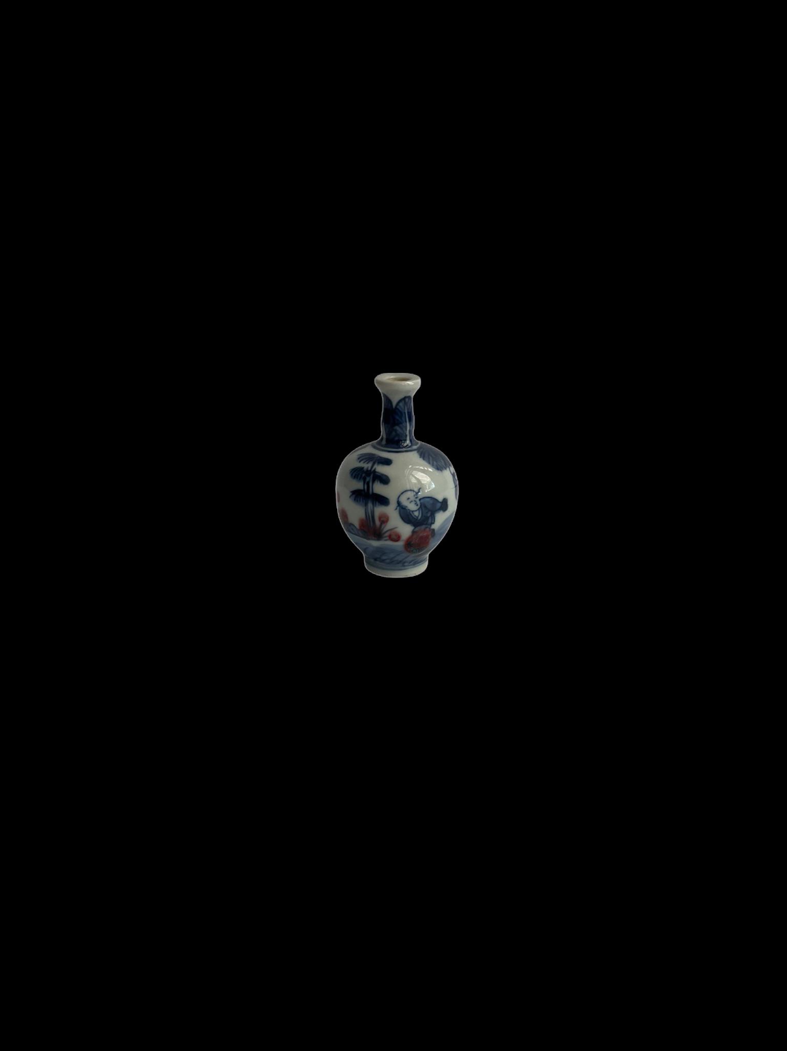 A fine chinese blue and white and red snuff bottle: fine chinese blue and white and red snuff bottle;