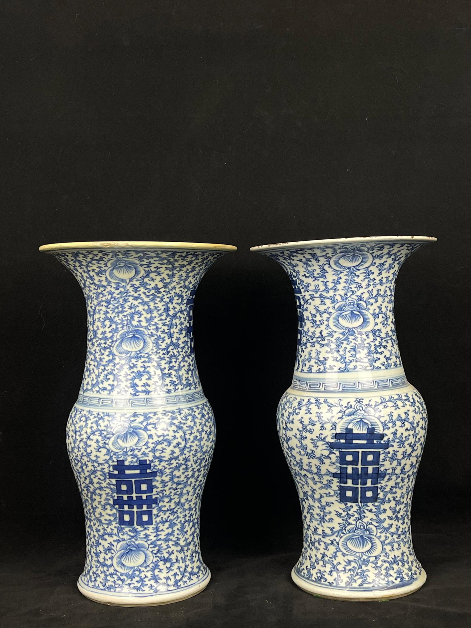 Pair of chinese antique blue and white porcelain vase: H: 15.95"