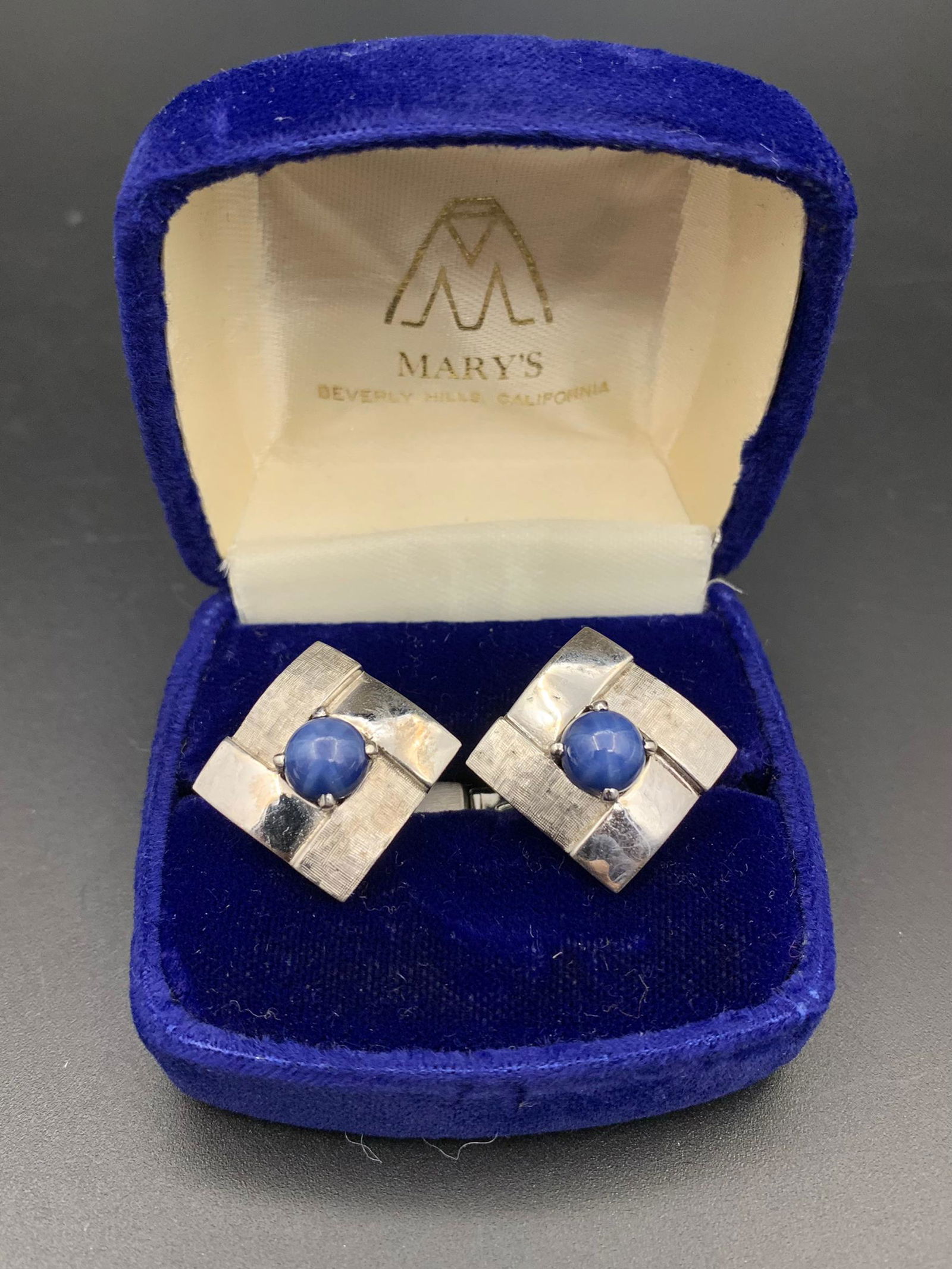 Pair of 14k white gold cuff links with star sapphire (1 of 4)