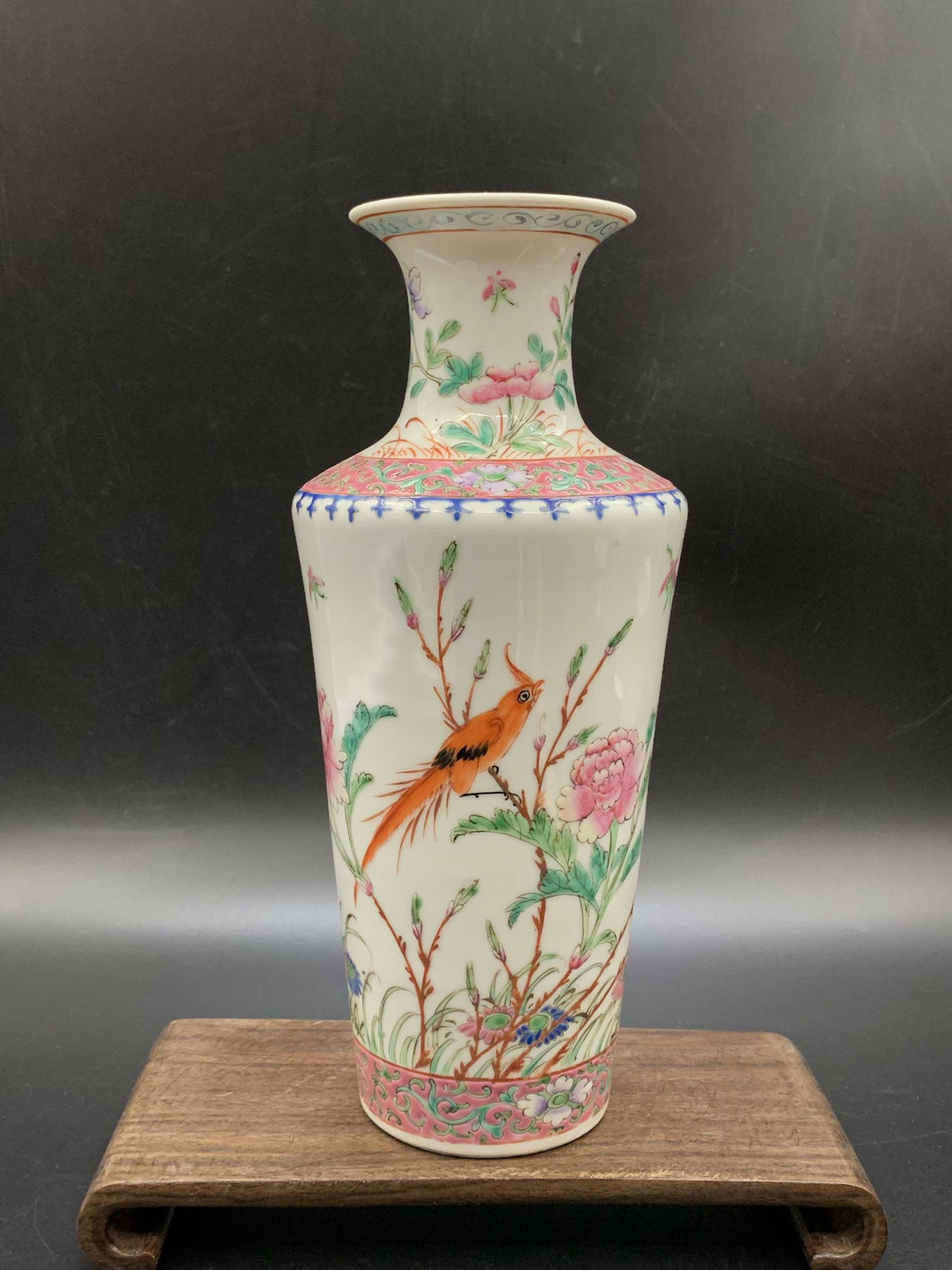 Fine chinese antique famille rose porcelain vase: H: 9.75"; stand not included;