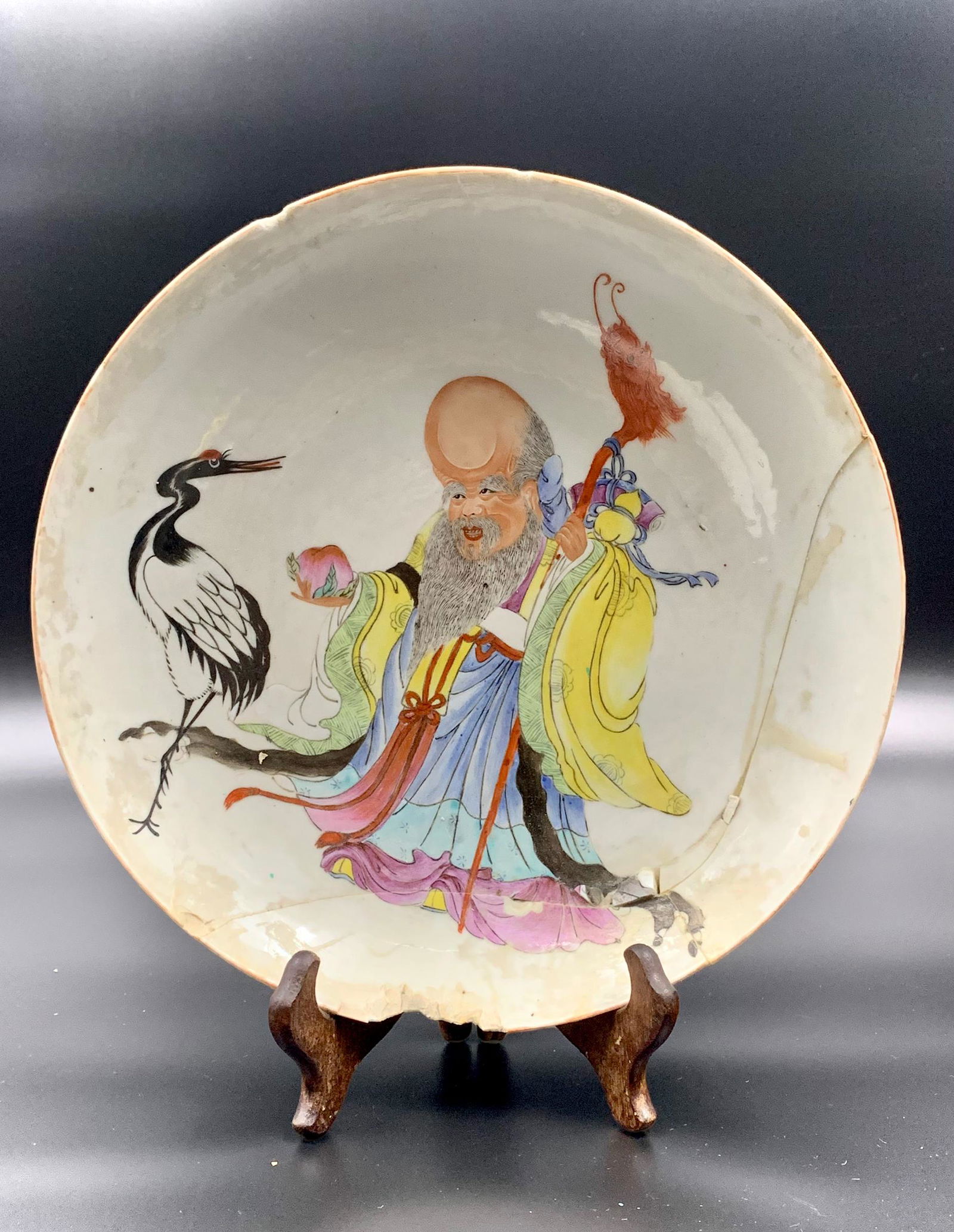 Chinese antique famille rose porcelain plate: stands not included; D: 11"; with crack, chip, and repair