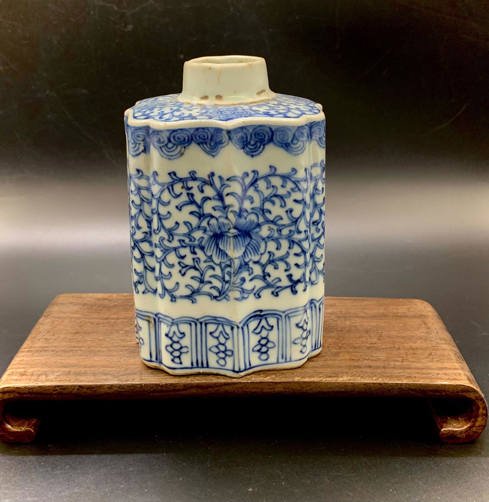 Chinese antique blue and white porcelain jar: Stands not included; H: 5.5"