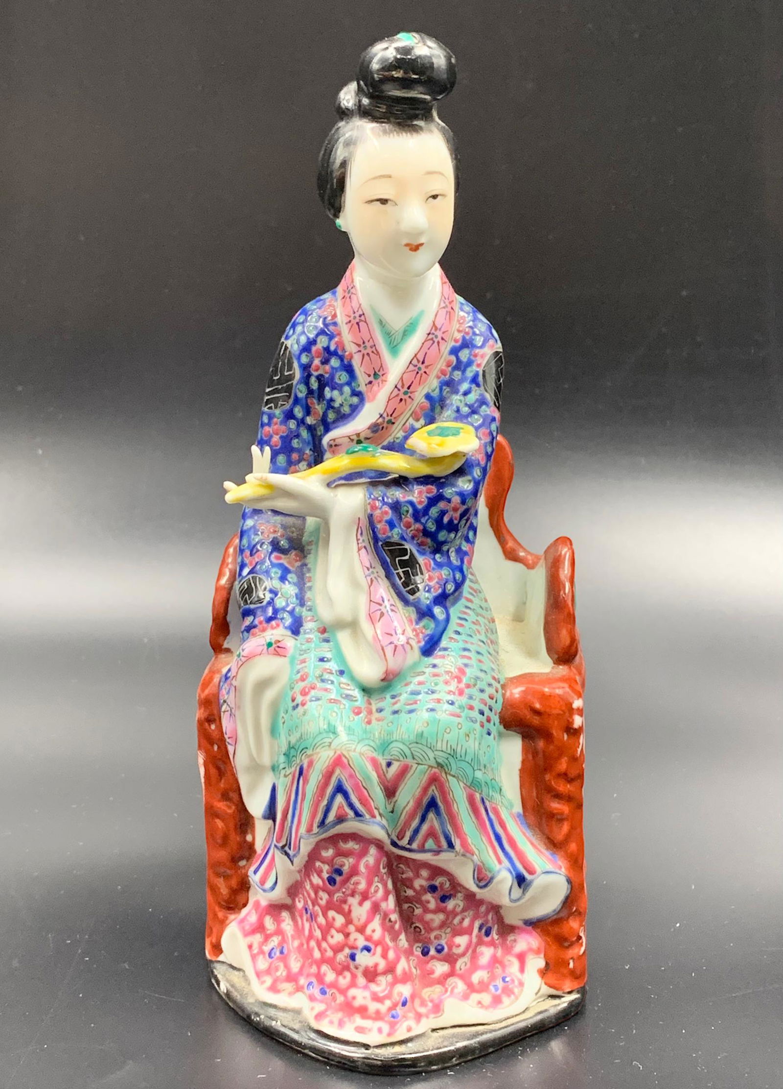 Fine chinese antique famille rose porcelain figurine: H: 7.5"