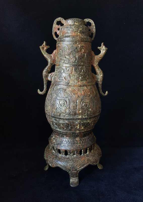 Chinese bronze carved dragon pattern urn (1 of 4)