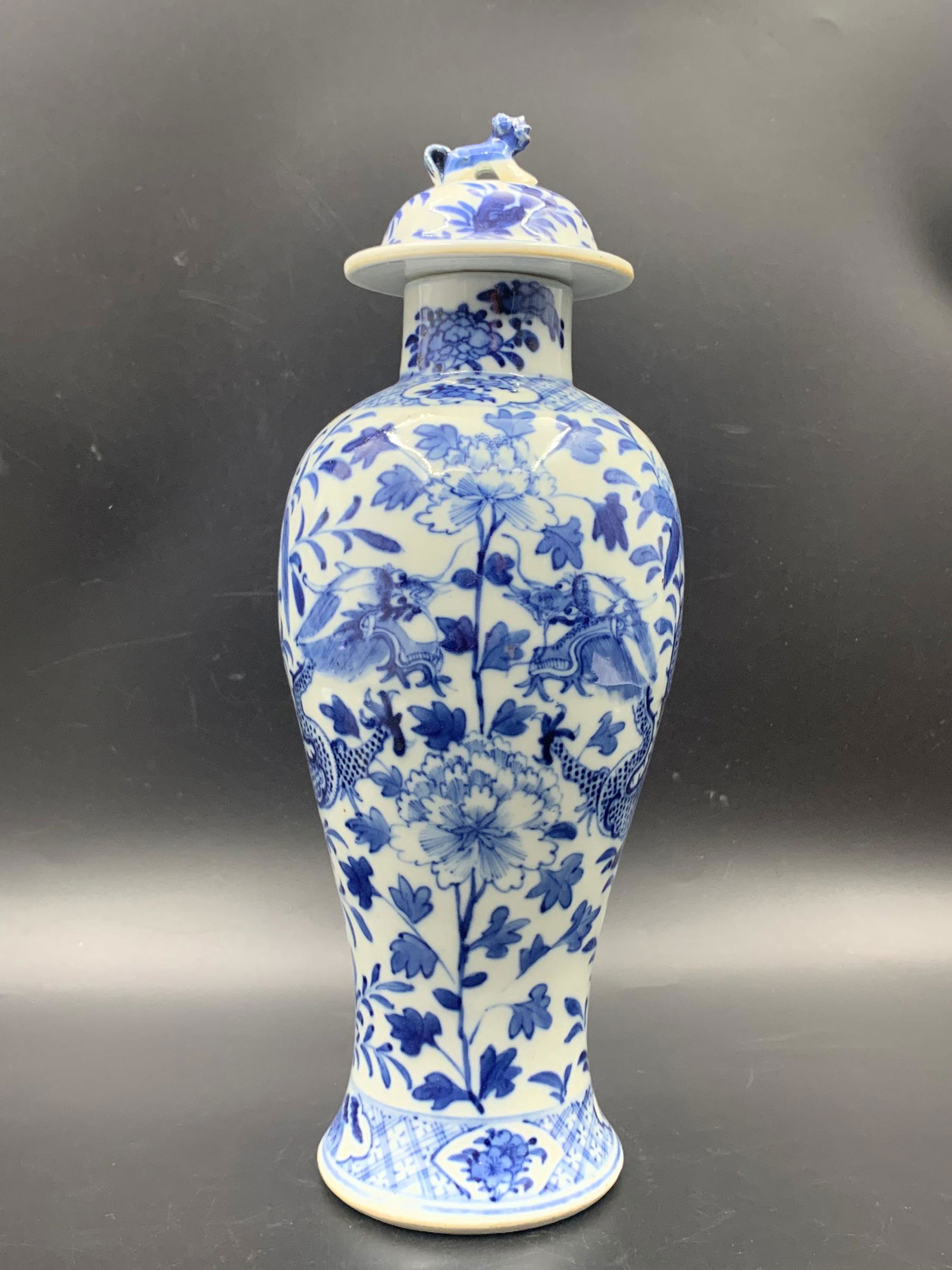Fine chinese antique blue and white porcelain vase with floral and dragon scene: 13"H