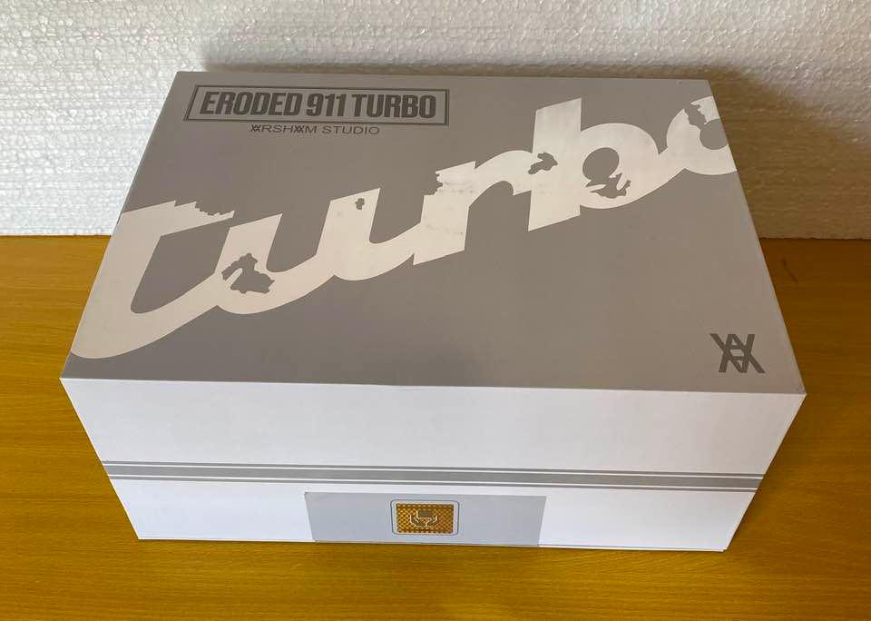 Daniel Arsham Sculpture Eroded Porsche 911 Turbo Limite: DANIEL ARSHAM (AMERICAIN, NE EN 1980)Eroded turbo 911, 2020.ResineEdition 500 exemplaires