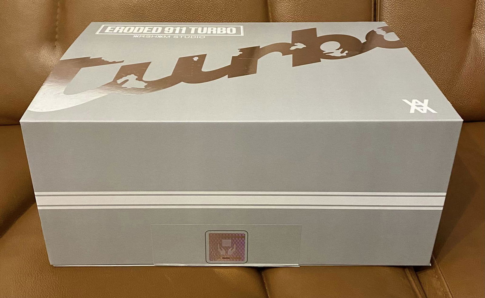 Daniel Arsham Sculpture Eroded Porsche 911 Turbo Limite: DANIEL ARSHAM (AMERICAIN, NE EN 1980)Eroded turbo 911, 2020.ResineEdition 500 exemplaires