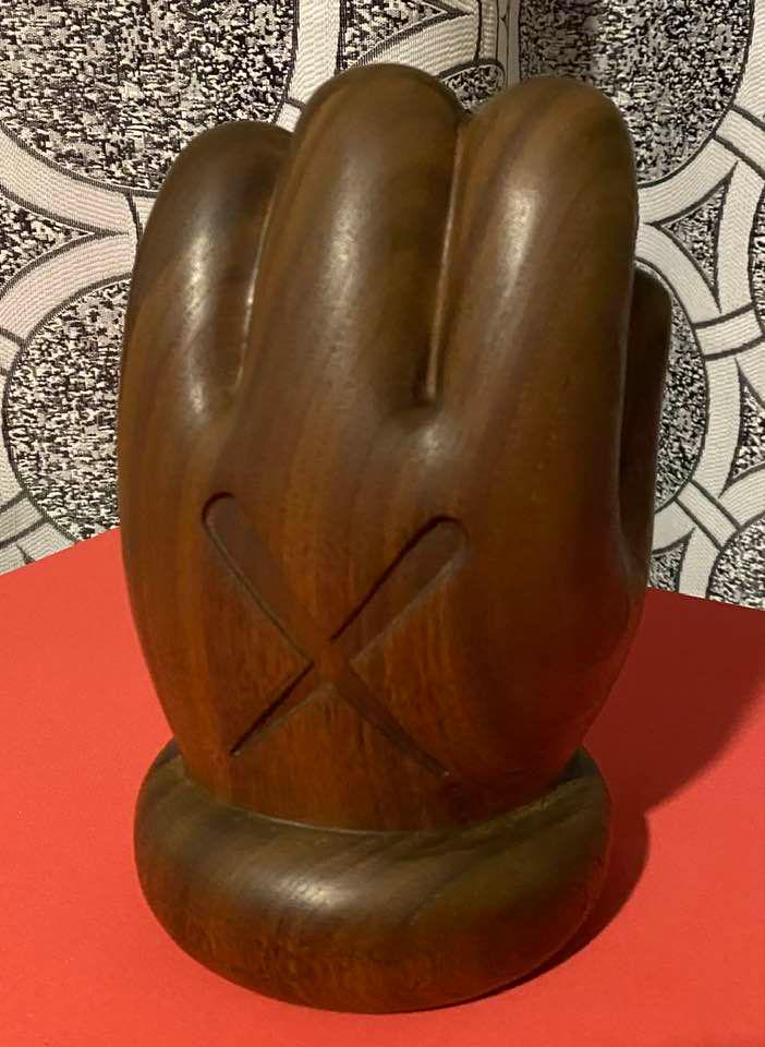 KAWS, Wood Hand 2016 walnut wood KAWS After: KAWS, Wood Hand 2016 walnut wood KAWS After. This is Made of walnut wood.Quality is same as advertised photos.This is reproduction of Original VersionMeasures: 7 inches Item Width: 4.6 in