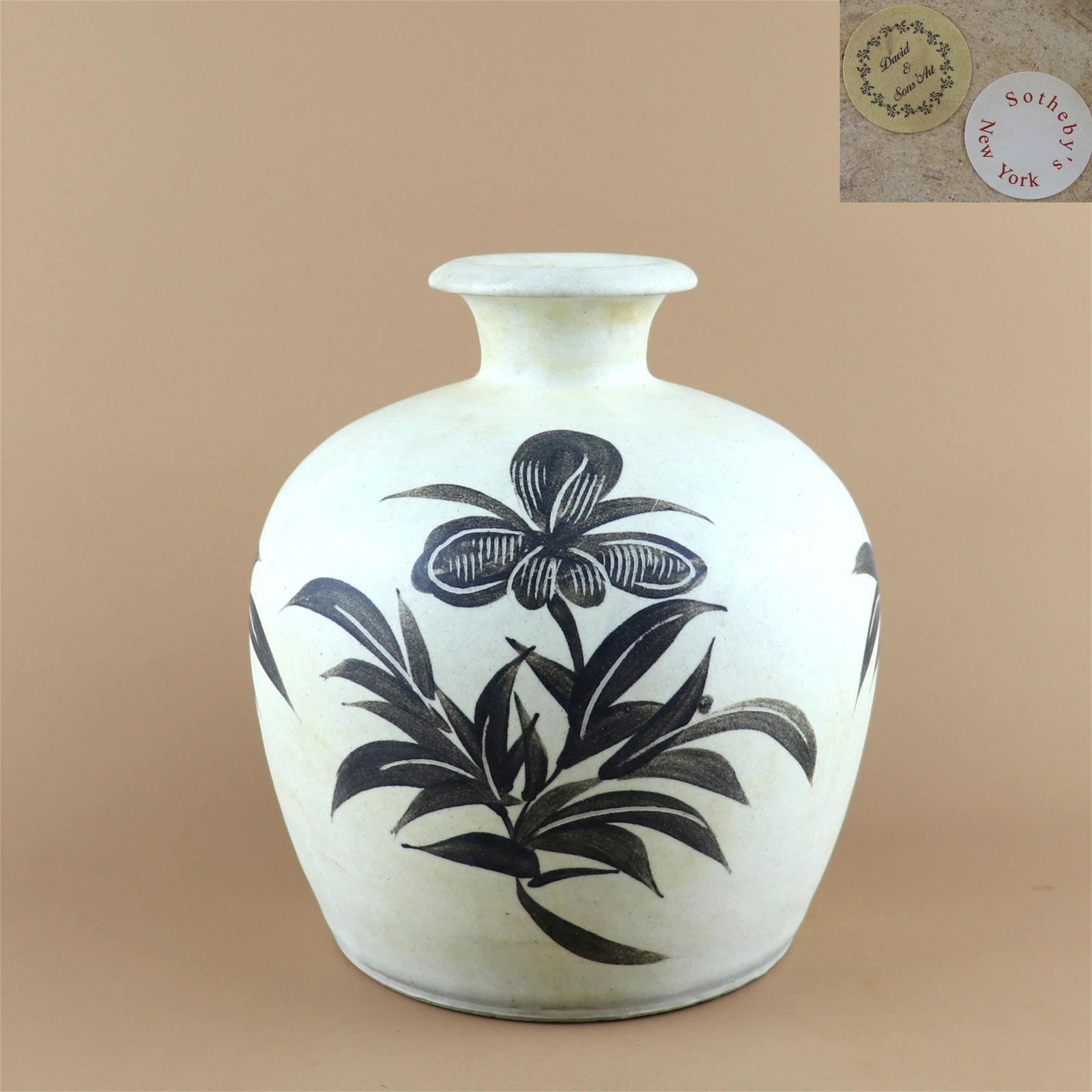 A Cizhou Kiln Flower Patterned Porcelain Vase (1 of 9)