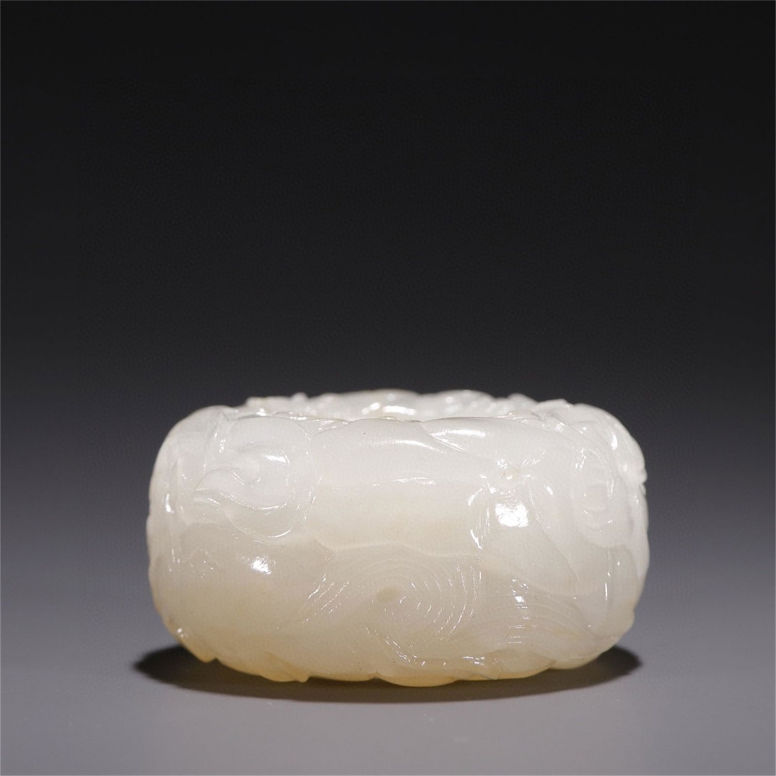A Chinese Carved Jade Thumb Ring (1 of 9)