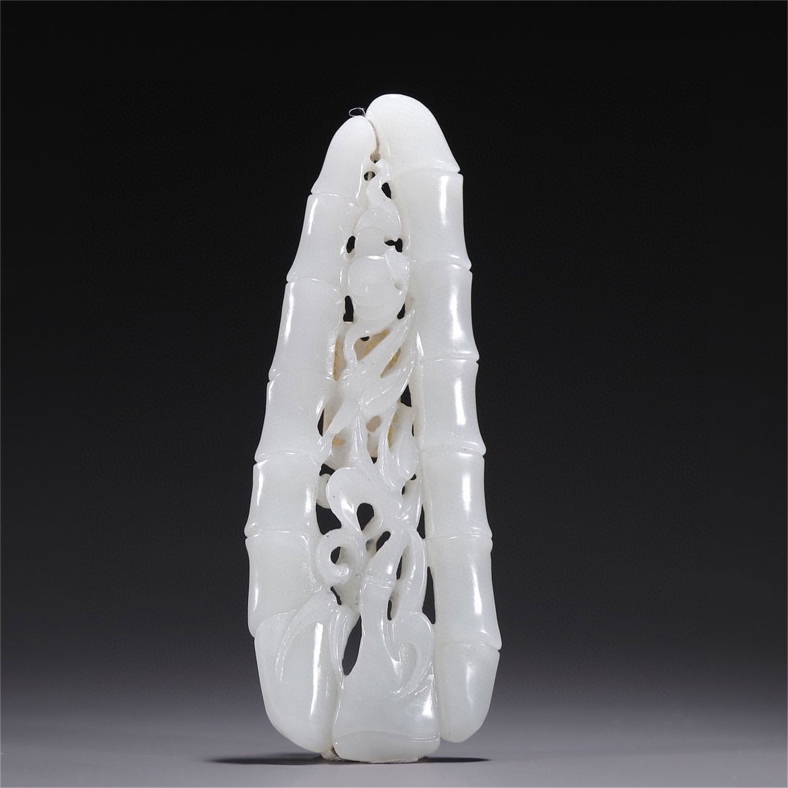 A Chinese Carved Jade Pendant (1 of 9)