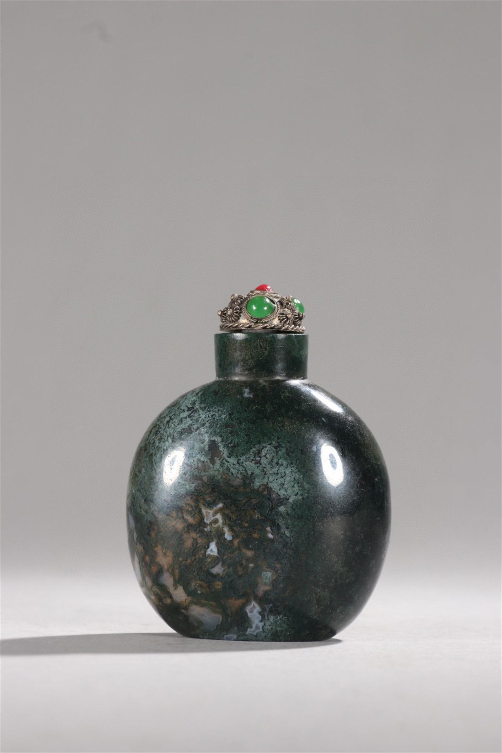 A Chinese Carved Agate Snuff Bottle (1 of 9)