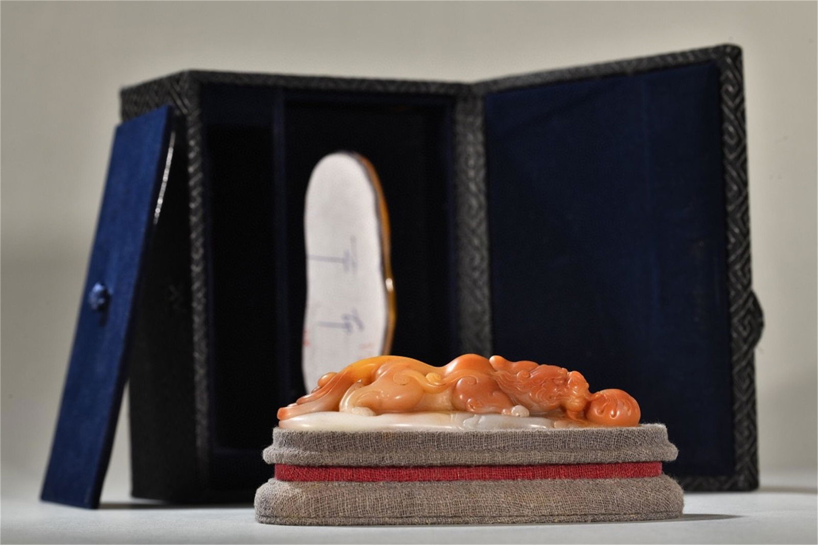 A Chinese Ross Quartz Decoration with Dragon Pattern (1 of 9)