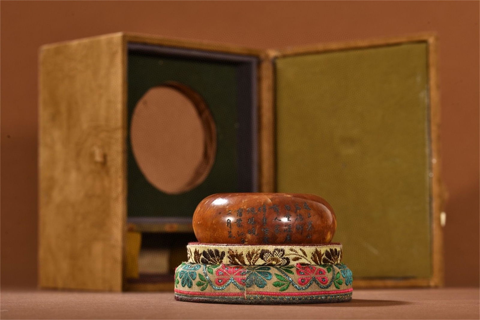 A Chinese Ross Quartz Brush Washer (1 of 9)