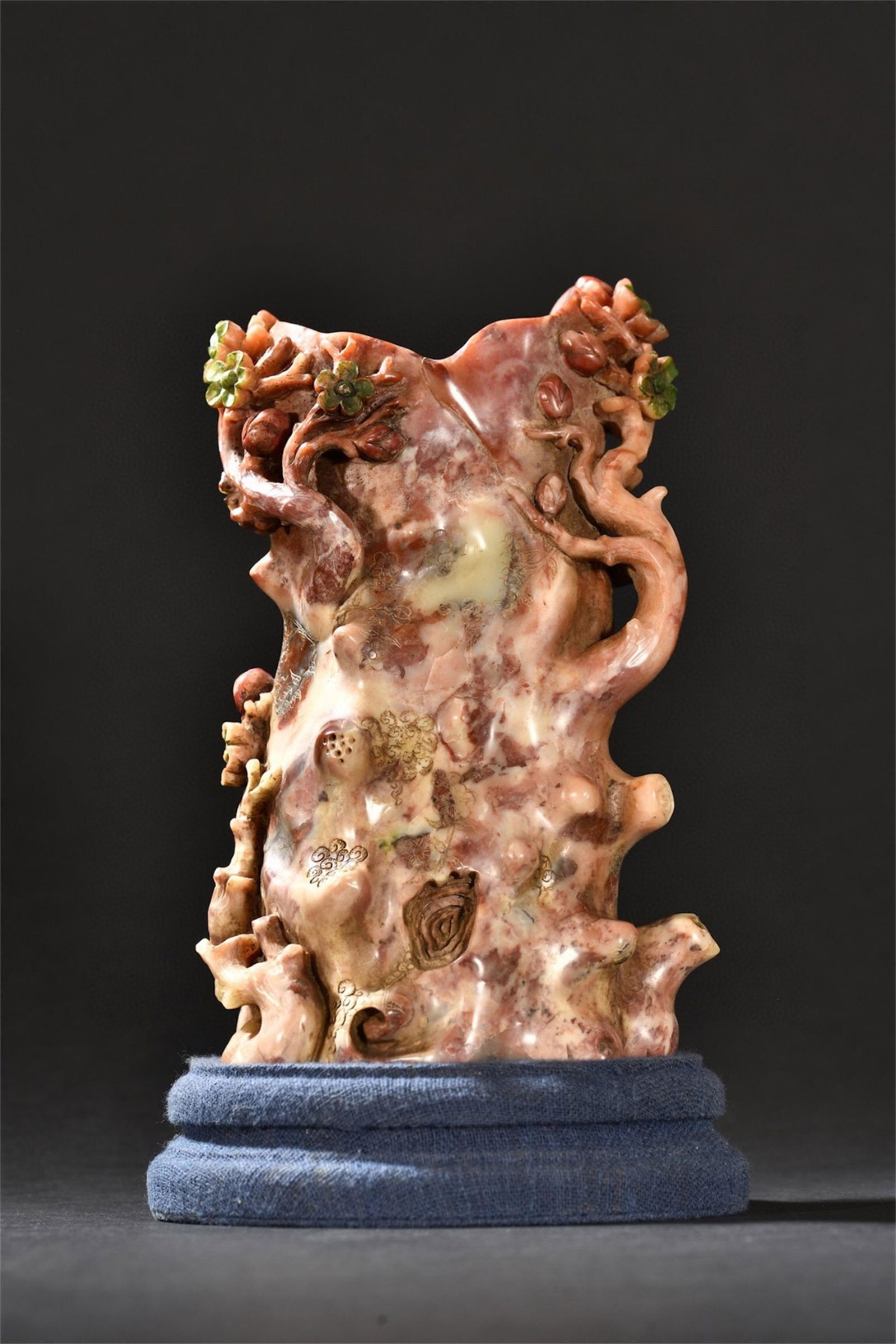 A Chinese Ross Quartz Brush Pot (1 of 9)