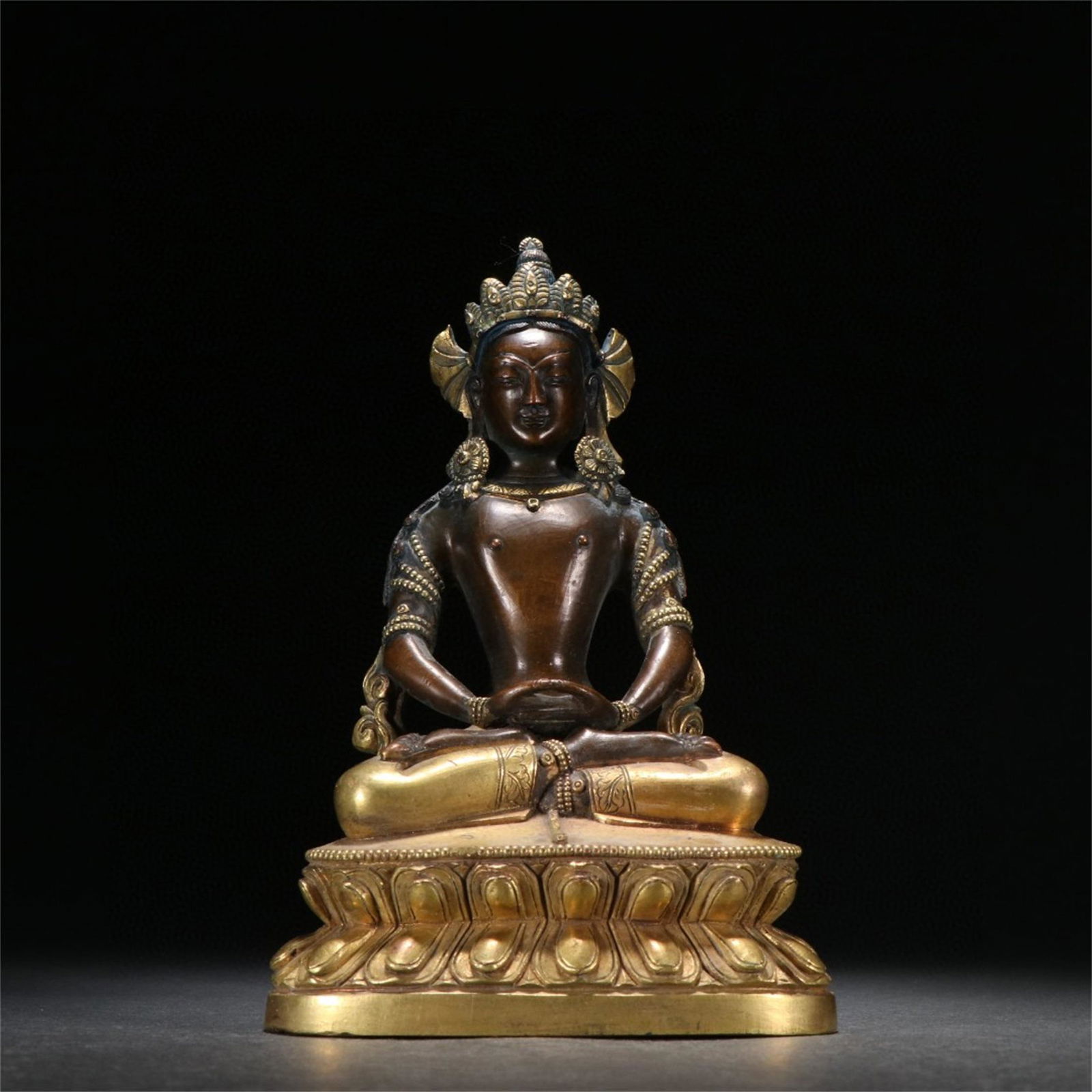 A Chinese Gilt Bronze Guanyin Statue (1 of 9)