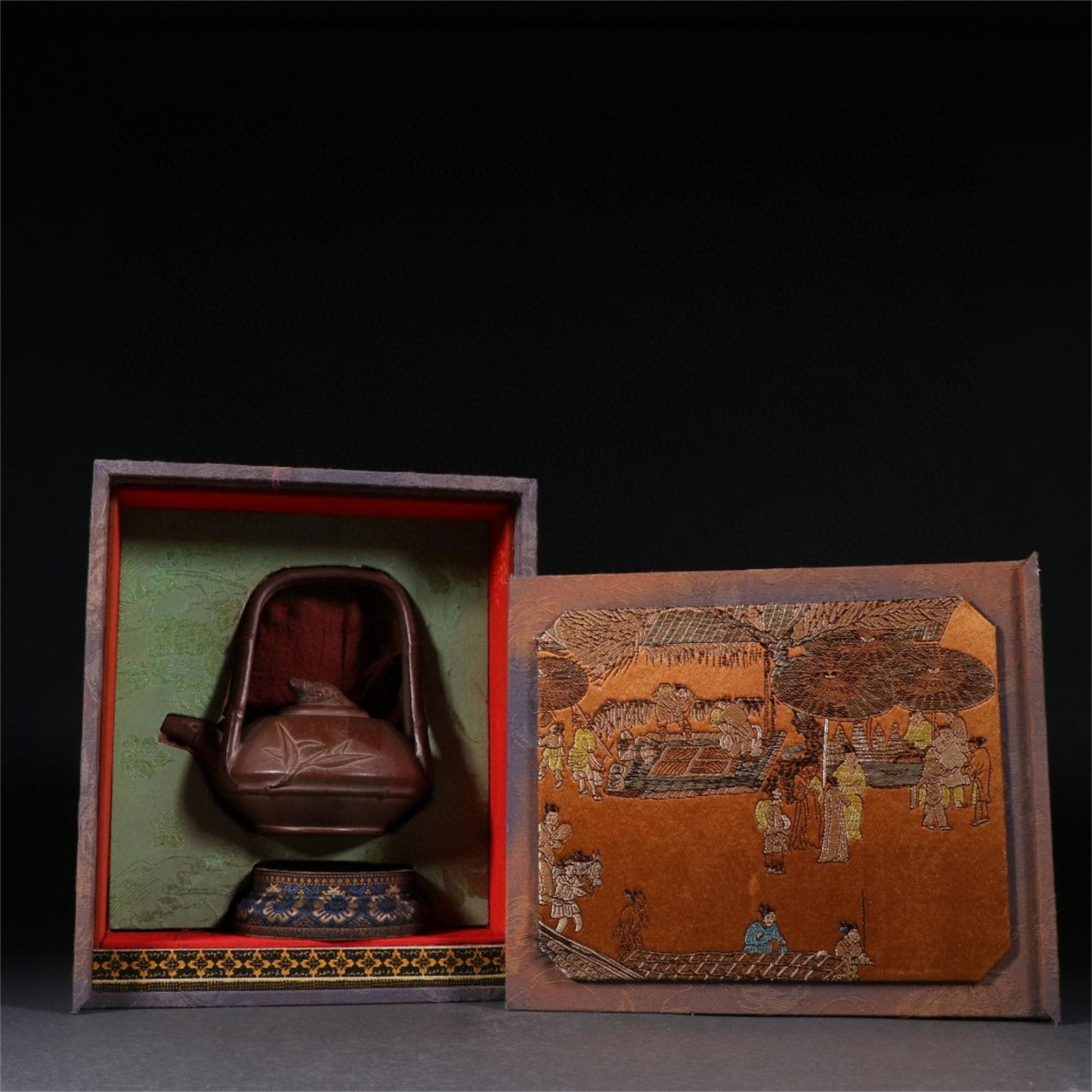 A Chinese Yixing Zisha Teapot (1 of 9)