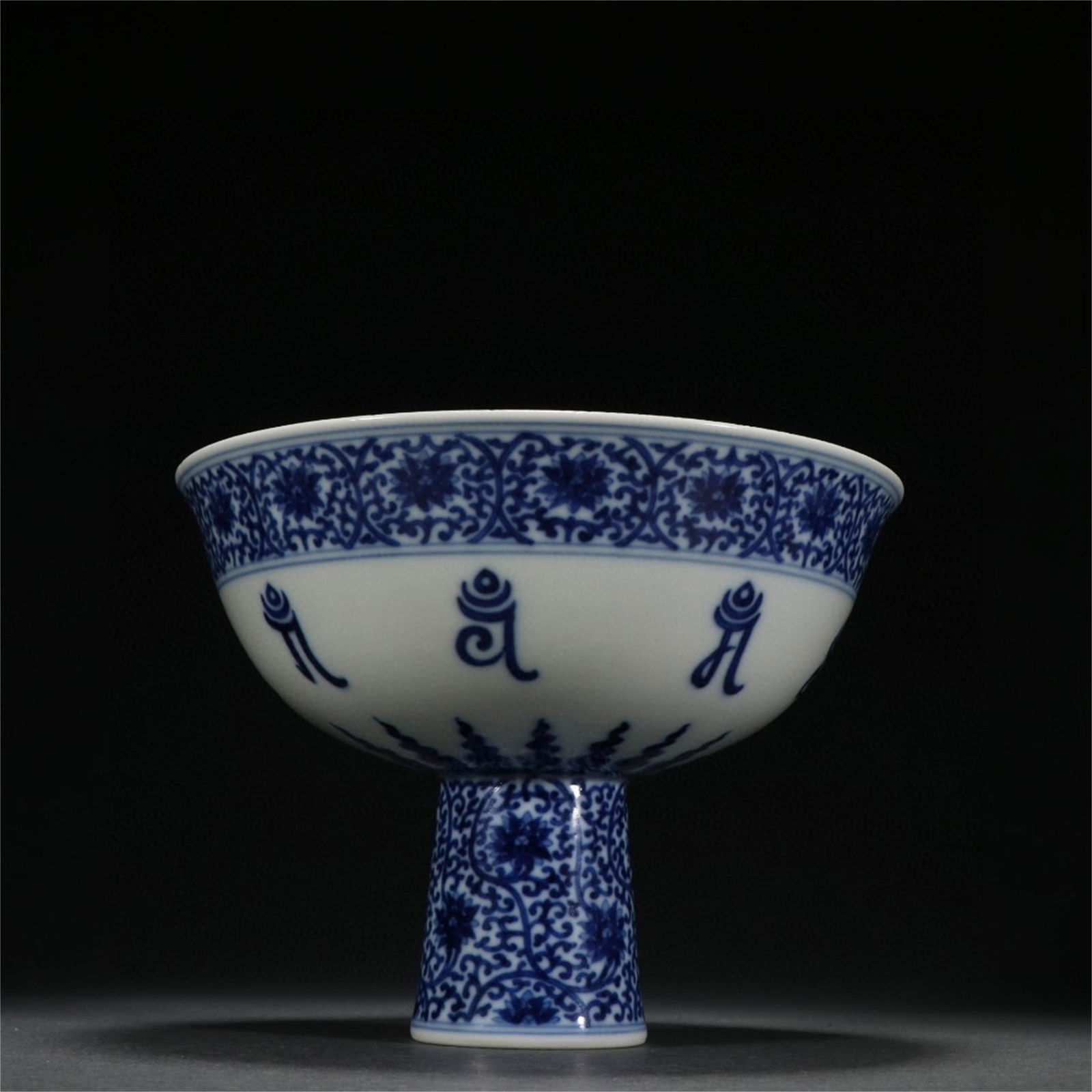 A Chinese Blue and White Porclain Jar with Flower Pattern (1 of 9)