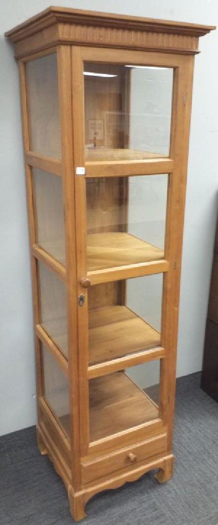 Approx 6 Narrow Curio Cabinet With Drawer Dec 31 2018