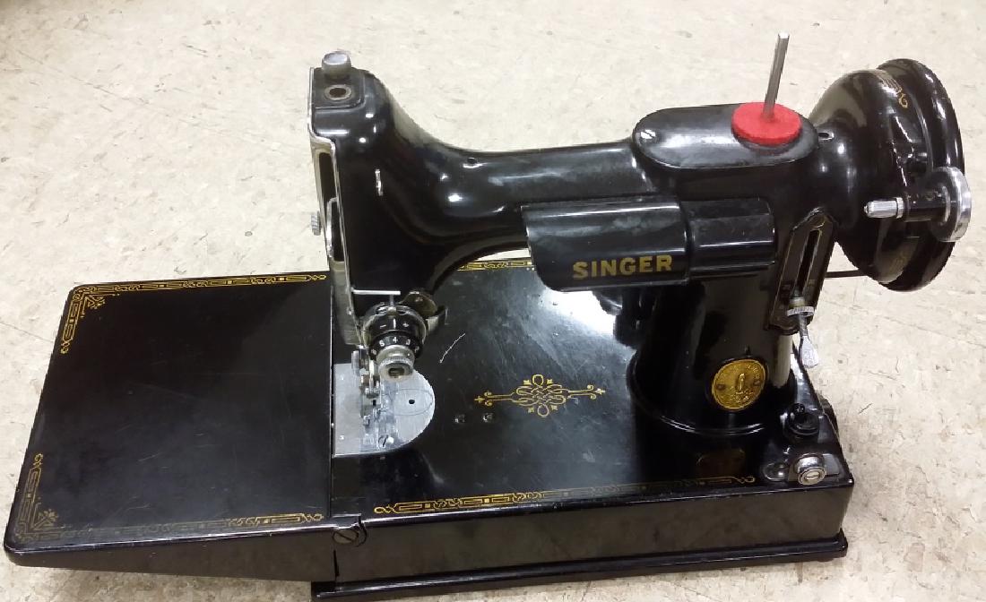Singer Featherweight in case (1 of 10)