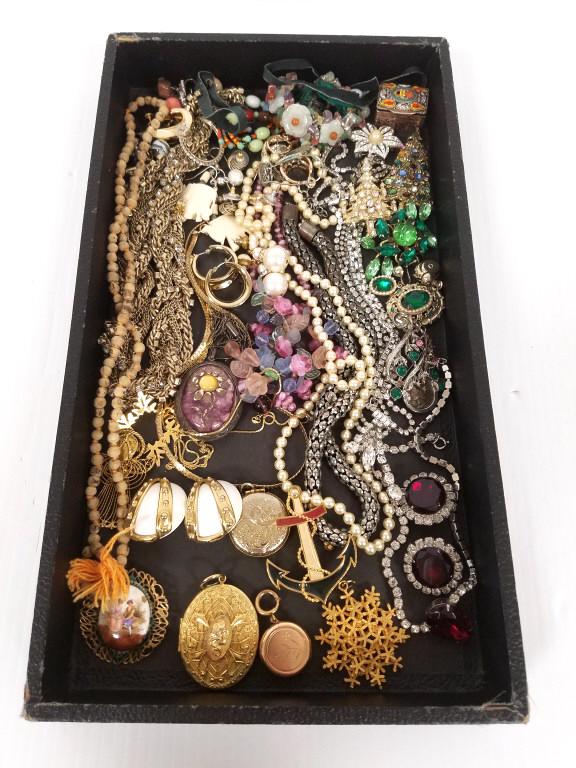 Assortment of vintage jewelry incl. lockets,: Assortment of vintage jewelry incl. lockets, rhinestones, etc