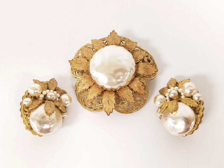 Set vintage Miriam Haskell faux pearl brooch & earrings: Set vintage Miriam Haskell faux pearl brooch & earrings