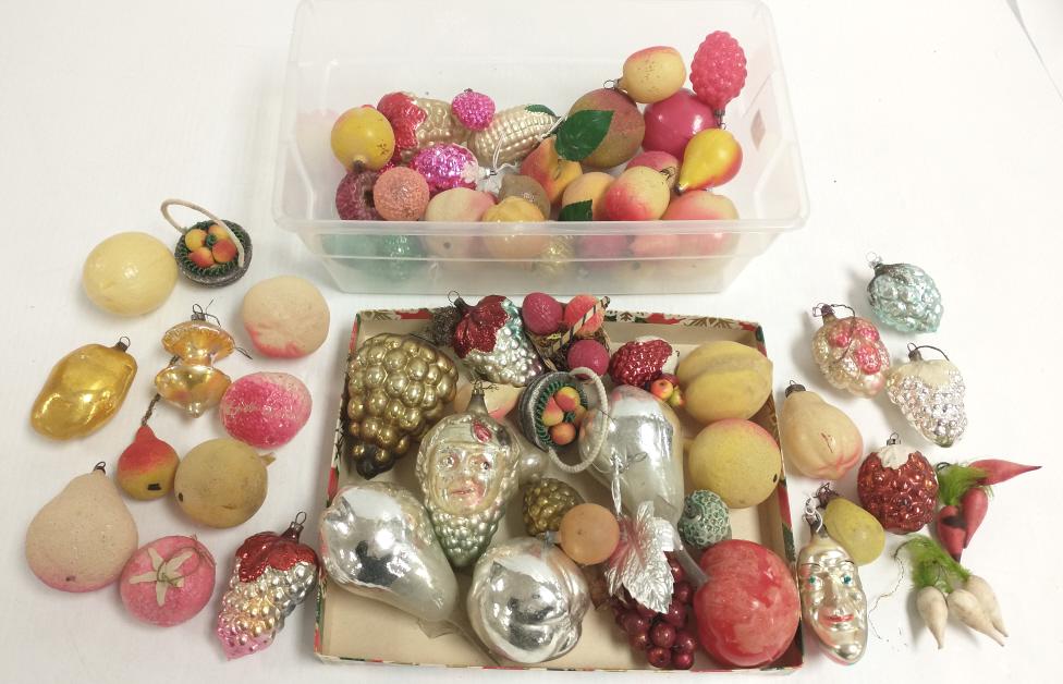 Group of vintage fruit motif Christmas ornaments: Group of vintage fruit motif Christmas ornaments