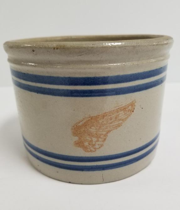 Small Red Wing crock 4 1/2" high x 6" diameter: Small Red Wing crock 4 1/2" high x 6" diameter