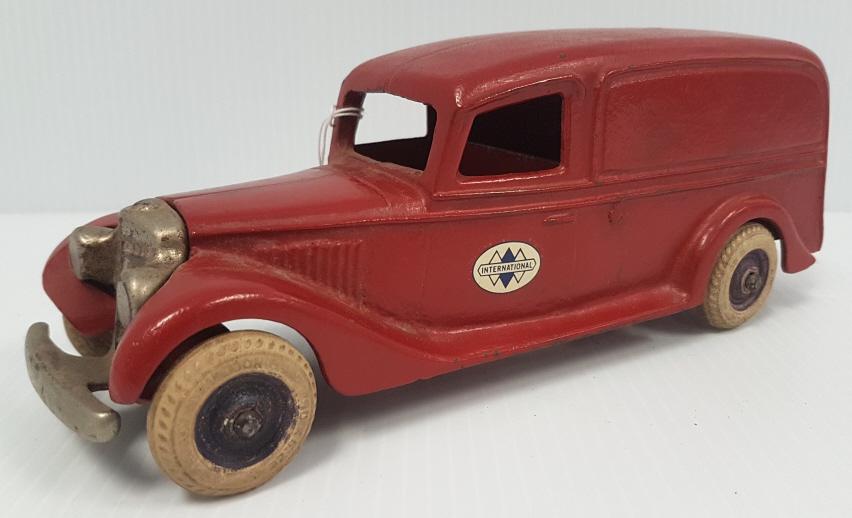 Arcade cast iron International red sedan delivery truck 9 1/4" long (1 of 5)