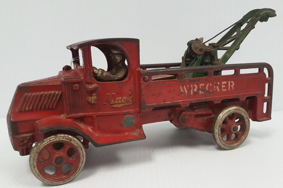 Arcade cast iron Mack red wrecker/tow truck with driver 10 1/2" long (1 of 7)