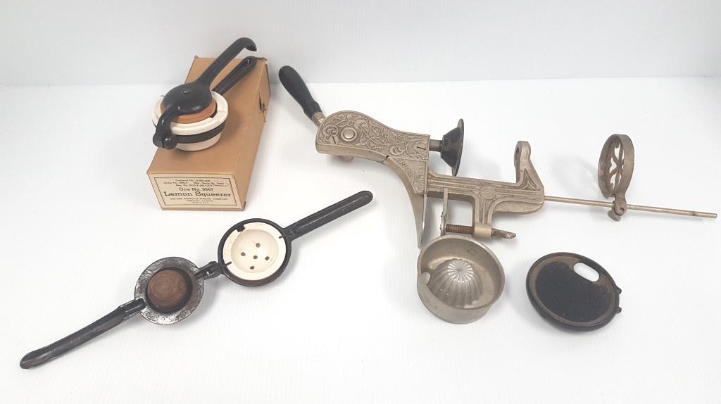 Antique Arcade country store mechanical juicer 20" tall & 2 hand held juicers - one in box (1 of 10)