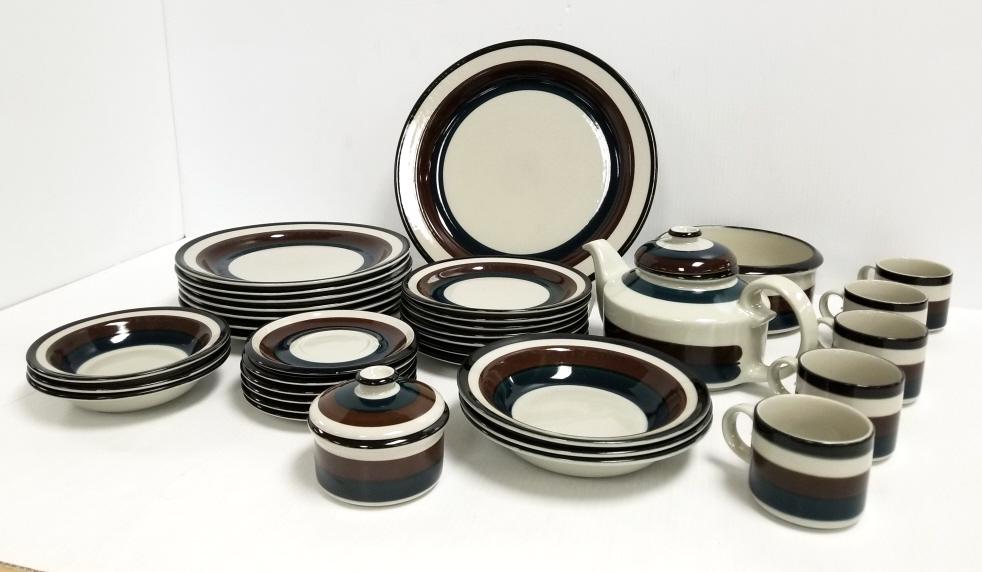 33 pieces of Arabia Kaira (Finland) dinnerware: Dinner plates (7), Salad plates (7), Large bowls (1 of 6)
