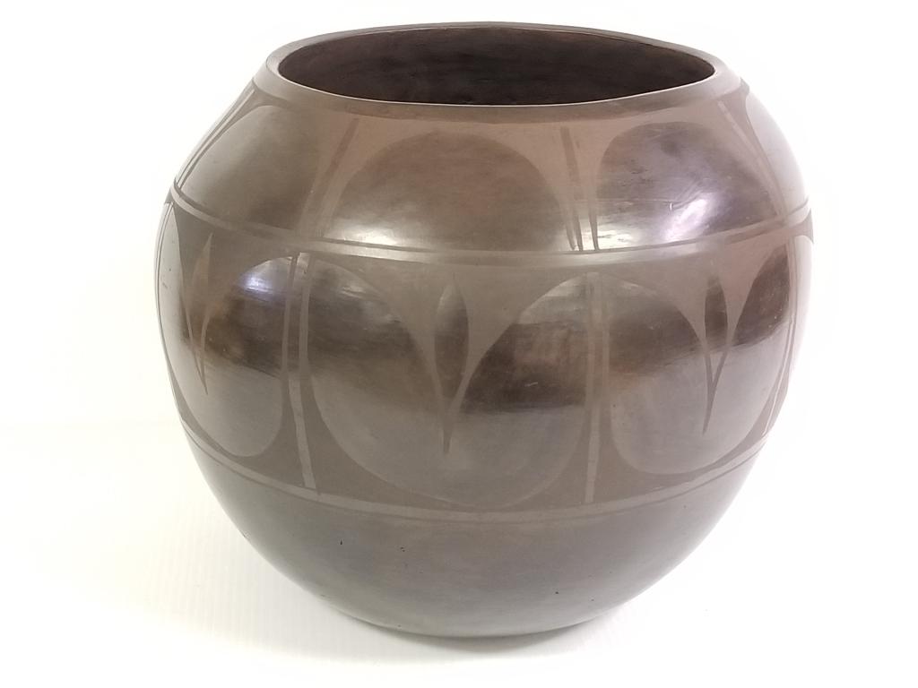 Robert Aguilar large Santo Domingo Tewa pottery vase - 13" tall x 14 1/2" diameter (1 of 12)