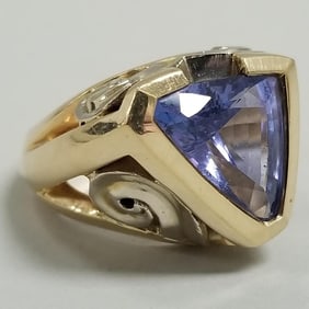 14k gold artisan ring set with large triangular tanzanite 27.1g, sz. 7