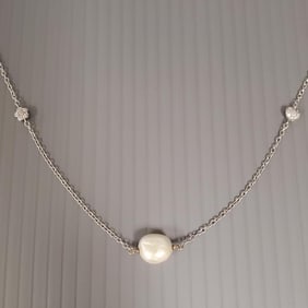 18k white gold diamond & baroque pearl necklace: 16.1g, approx 13.5mm pearls