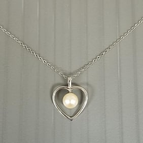 Vintage 14k white gold Crown Trifari heart pendant necklace w/ 5mm pearl accent: 1.2g, 15"L