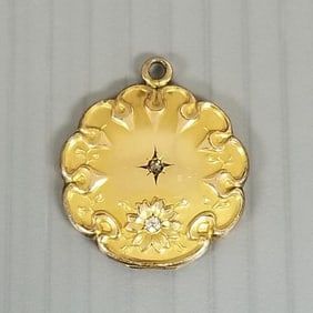 Antique gold filled locket w/ scalloped edge & rhinestone accents: 1" diam.