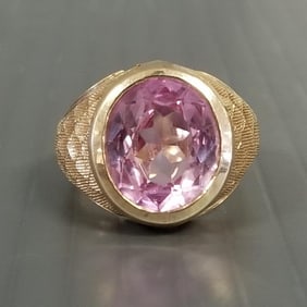 10k gold ring s/w pink stone textured design - 14.2 grams, size 9 1/2, approx 12x14mm stone