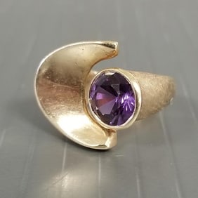 14k gold modernist ring s/w 8.5mm purple stone - 7.5 grams total, size 5