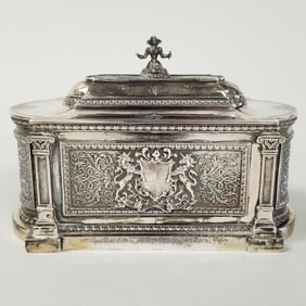 Garrard ornate hallmarked sterling silver hinged box London 1918 w/figural top & fitted velvet box